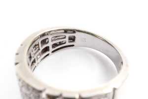 A diamond ring in 9 carat white gold - 5