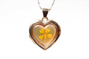 A resin heart locket on necklace in 9 carat yellow gold - 2