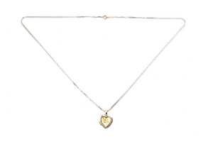 A resin heart locket on necklace in 9 carat yellow gold - 3