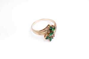 An emerald and diamond ring in 9 carat yellow gold - 2