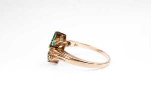 An emerald and diamond ring in 9 carat yellow gold - 3