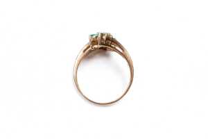 An emerald and diamond ring in 9 carat yellow gold - 4
