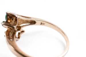 An emerald and diamond ring in 9 carat yellow gold - 5