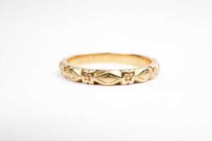 A patterned carved wedding band in 18ct yellow gold - 2