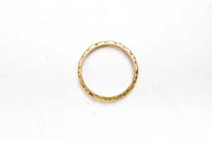 A patterned carved wedding band in 18ct yellow gold - 3