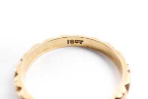 A patterned carved wedding band in 18ct yellow gold - 4