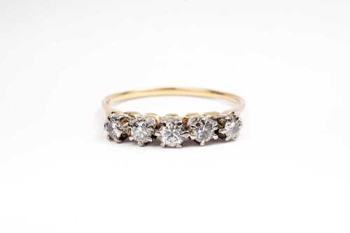A vintage diamond ring in 18 carat yellow gold