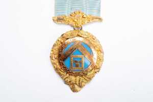 An antique Masonic medallion dated 1871, in 18 carat gold - 2