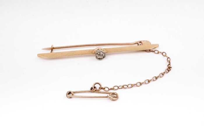 An antique diamond brooch in 15 carat yellow gold