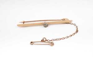 An antique diamond brooch in 15 carat yellow gold