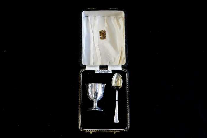 English sterling silver egg cup and spoon set, weight 41g