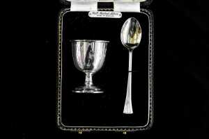 English sterling silver egg cup and spoon set, weight 41g - 2