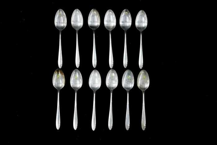 Set of 12 Heirloom (Oneida) 'Lasting Spring' sterling silver teaspoons, weight 235g
