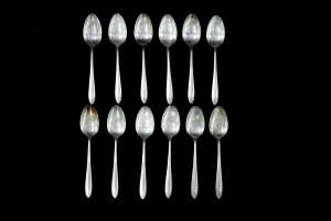 Set of 12 Heirloom (Oneida) 'Lasting Spring' sterling silver teaspoons, weight 235g