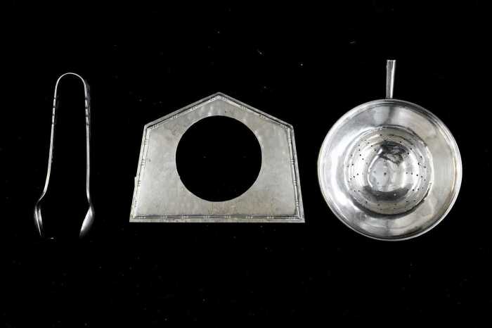Three English sterling silver pieces, weight 128g