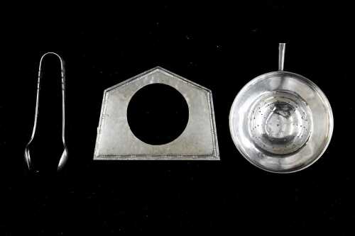Three English sterling silver pieces, weight 128g