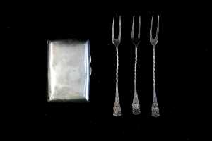 Four English sterling silver pieces, weight 72g