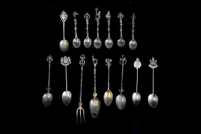 Silver souvenir spoons, weight 143g
