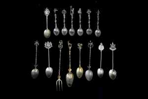 Silver souvenir spoons, weight 143g