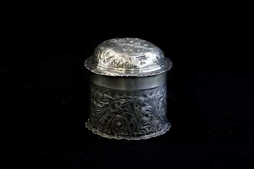 Victorian English sterling silver box, weight 71g