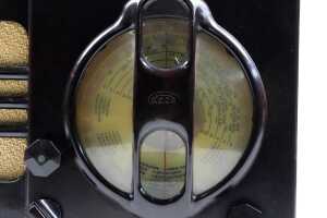 Art Deco Astor bakelite table radio - 3