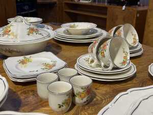 Royal Doulton 'Rosslyn' Art Deco porcelain dinner setting for eight - 4