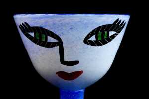 Ulrica Hydman Vallien (1938-2018) for Kosta Boda 'Open Minds' hand-painted footed glass bowl - 2