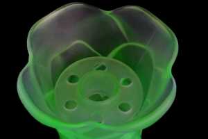 Bagley 'Osprey' Art Deco uranium glass vase - 3