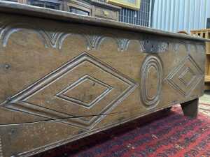 16th century Elizabethan oak six-plank coffer - 3