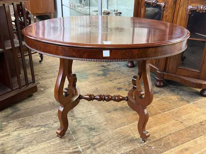 Early 19th century European mahogany oval centre table
