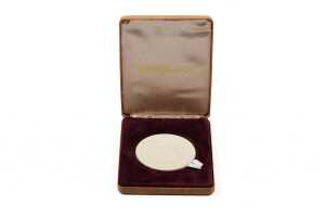 Wedgwood 1975 limited edition white clay reproduction of the 1789 Sydney Cove Medallion, edition 243/500