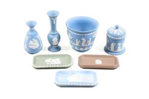 Seven pieces of Wegdwood Jasperware