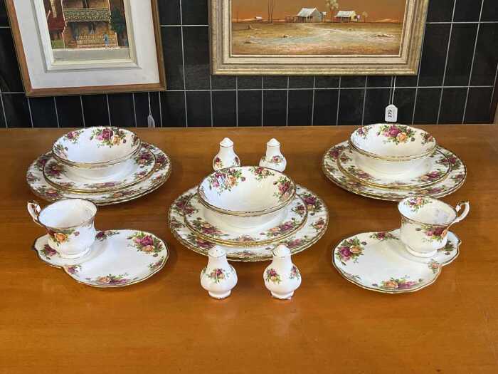 Royal Albert 'Old Country Roses' porcelain dinner setting for six