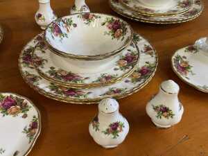 Royal Albert 'Old Country Roses' porcelain dinner setting for six - 2
