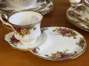 Royal Albert 'Old Country Roses' porcelain dinner setting for six - 3
