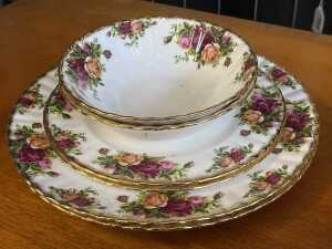 Royal Albert 'Old Country Roses' porcelain dinner setting for six - 4