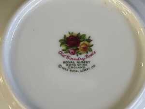 Royal Albert 'Old Country Roses' porcelain dinner setting for six - 5