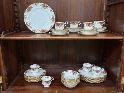 Royal Albert 'Old Country Roses' porcelain dinner setting for eight