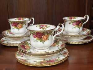 Royal Albert 'Old Country Roses' porcelain dinner setting for eight - 2