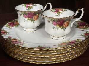 Royal Albert 'Old Country Roses' porcelain dinner setting for eight - 3