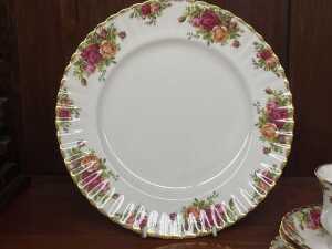 Royal Albert 'Old Country Roses' porcelain dinner setting for eight - 4