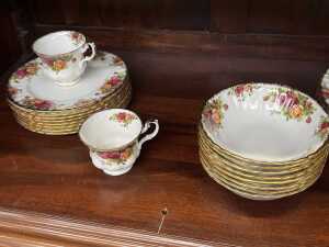 Royal Albert 'Old Country Roses' porcelain dinner setting for eight - 5