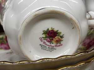 Royal Albert 'Old Country Roses' porcelain dinner setting for eight - 6