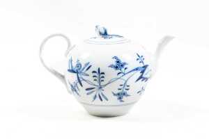 Antique Meissen 'blue onion' blue and white porcelain teapot