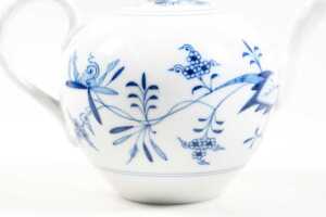 Antique Meissen 'blue onion' blue and white porcelain teapot - 2