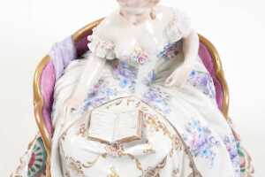 Luigi Fabris, porcelain figure of a seated lady reading - 3