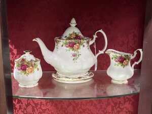 Royal Albert 'Old Country Roses' porcelain tea setting for six - 2