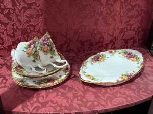 Royal Albert 'Old Country Roses' porcelain tea setting for six - 4