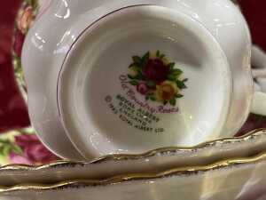 Royal Albert 'Old Country Roses' porcelain tea setting for six - 5