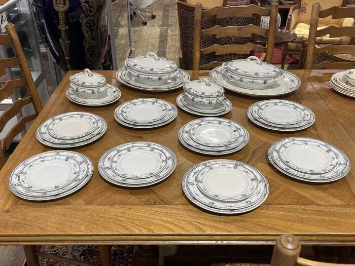 Royal Doulton 'Russell' dinner setting for eight